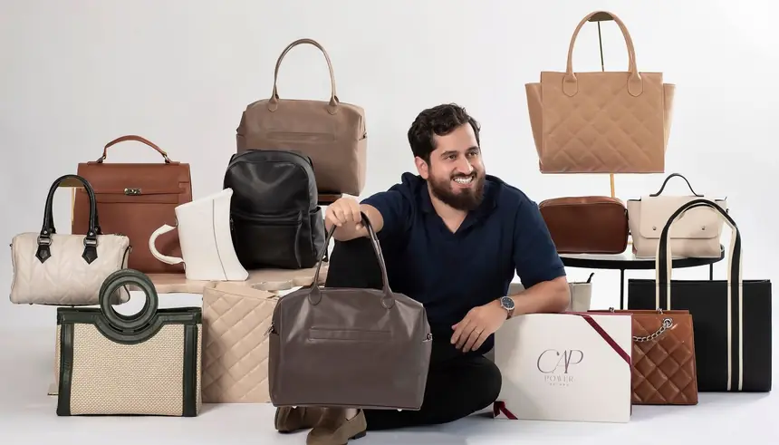 Prof. Bruno cercado de Bags da Comunidade Artesã Power